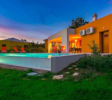 Istra, Svetvinčenat, villa sa bazenom na rubu mjesta - cover