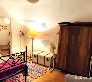 Rovinj,stari grad-prizemlje i 1.kat za renovaciju u baroknoj palači-42+37m2m2 - cover