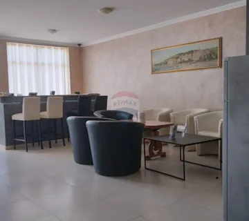 Opatija, blizina centra, kuća s 15 apartmana, uhodan posao - cover