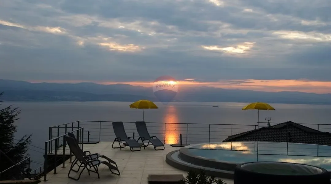 Lovran - najam stana s prekrasnim pogledom i bazenom, režije uključene - cover