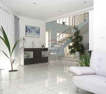 CRIKVENICA, Vila s bazenom, apartmanima i panoramskim pogledom na more - cover