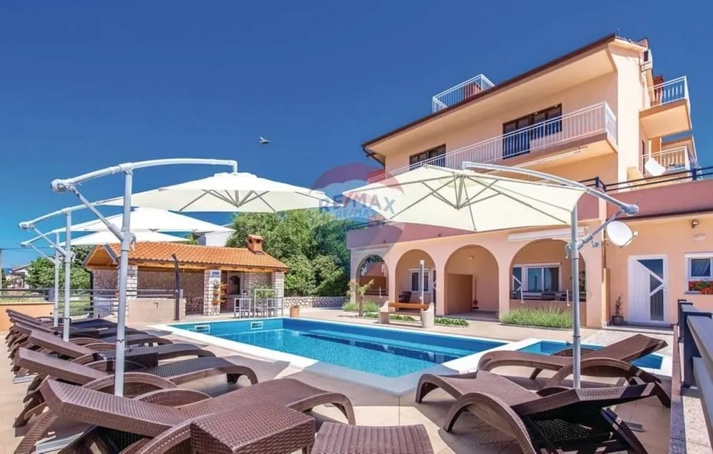 Novi Vinodolski, stan s bazenom i pogledom na more, 120m2 - cover