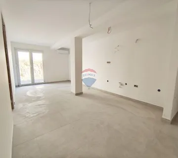 Crikvenica, stan s parkingom i dvorištem - cover