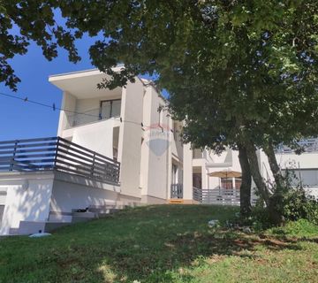 Poreč, okolica, kuća sa pet stambenih jedinica i pogledom na more - cover