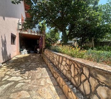 Poreč, okolica, prizemlje kuće sa dvorištem  - cover