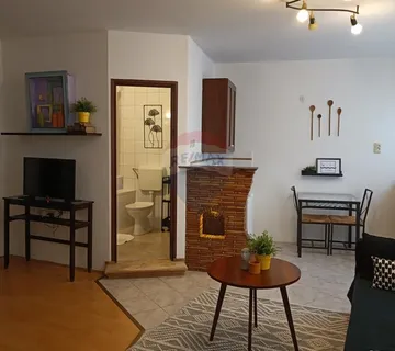 Rovinj, Centar, uhodani poslovni prostor sa sedam jedinica - cover