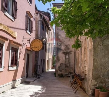 Karlobag-prilika, kuća u nizu s konobom 260m2, 2.red od mora - cover