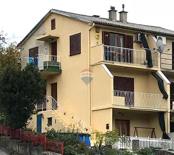 Novi Vinodolski, kuća s tri apartmana blizina centra i mora - cover