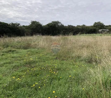 Pula, poljoprovredna parcela s vodom - cover