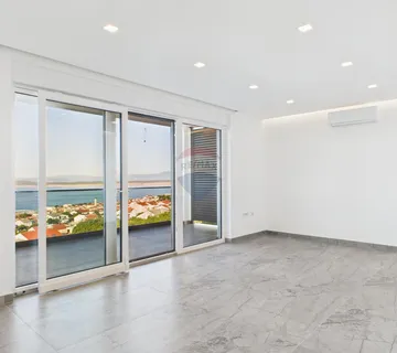 Crikvenica – novogradnja s pogledom, terasa i parking - cover