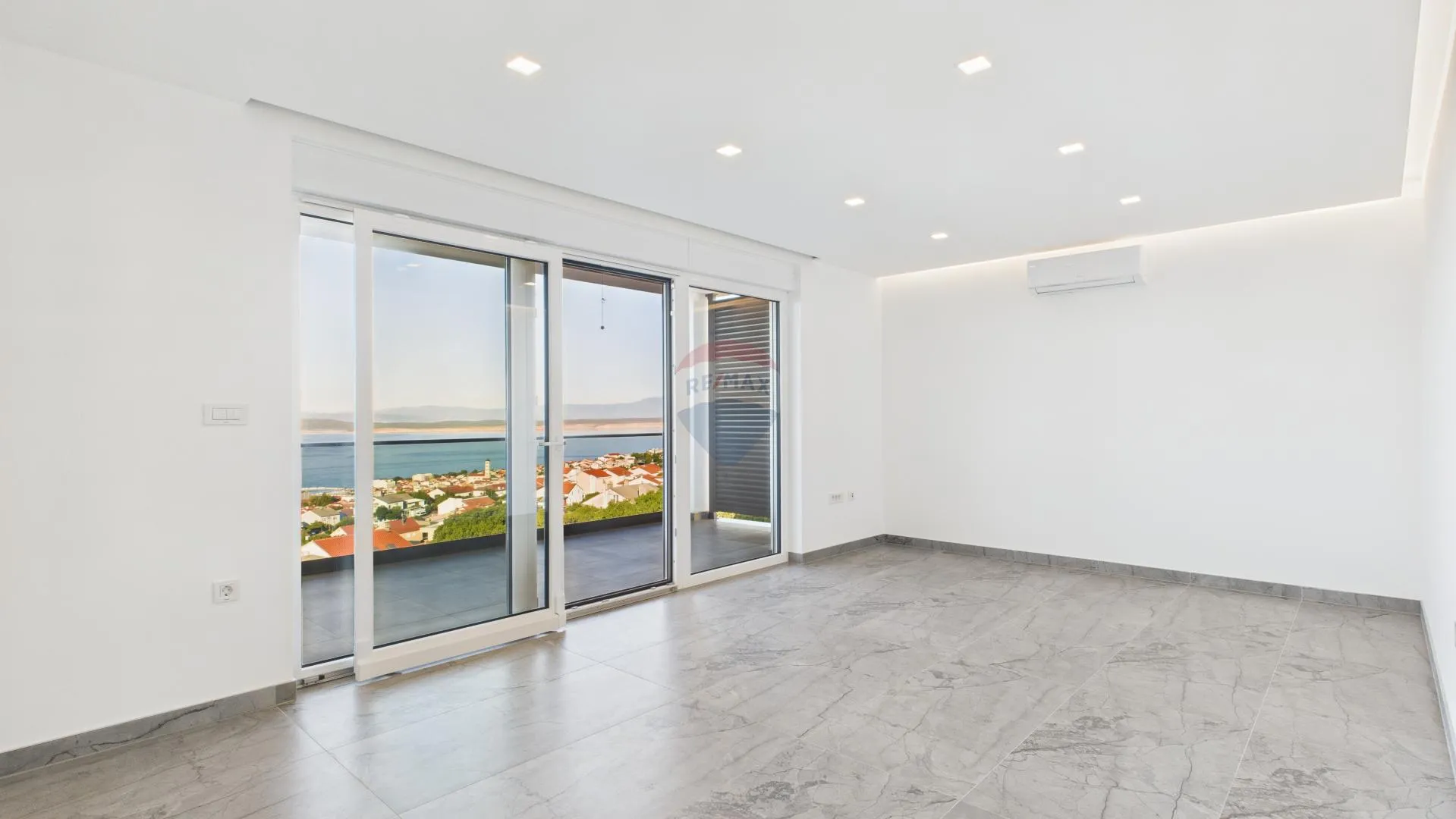 Crikvenica – novogradnja s pogledom, terasa i parking - cover