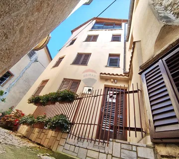 Novi Vinodolski, kuća,  350 m od mora - cover