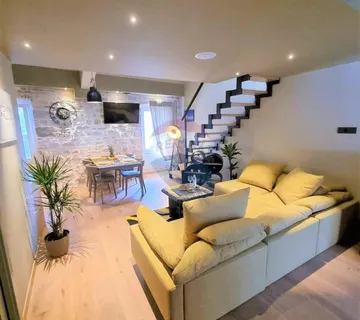 Rovinj, stan, centar, mirna ulica, sve novo na samo 100m od crkve Sv.Eufemije - cover