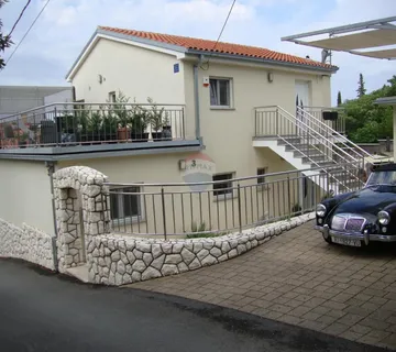 Novi Vinodolski - apartmanska kuća 2.red od mora - cover