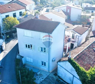  Jadranovo - Kuća s pet apartmana, 550m od mora - cover