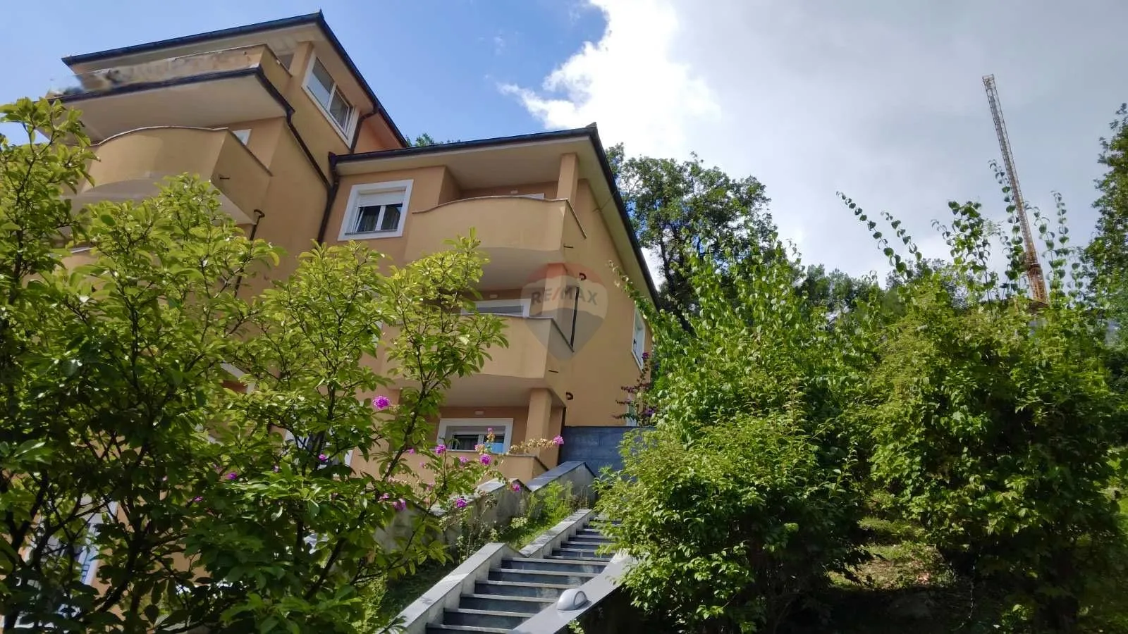 Opatija, blizina centra, kuća s 15 apartmana, uhodan posao - cover
