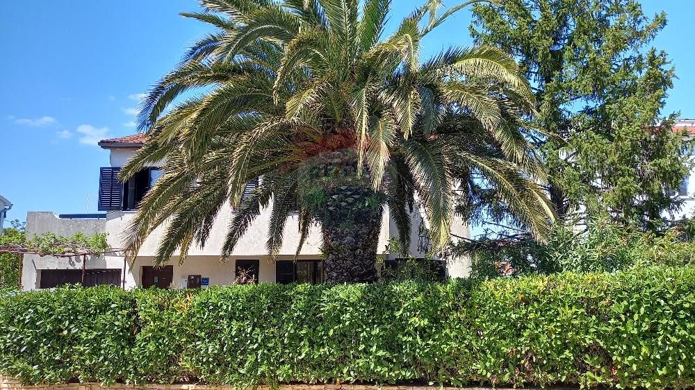 Istra, predgrađe Pule,Pješčana uvala, velika obiteljska kuća - cover