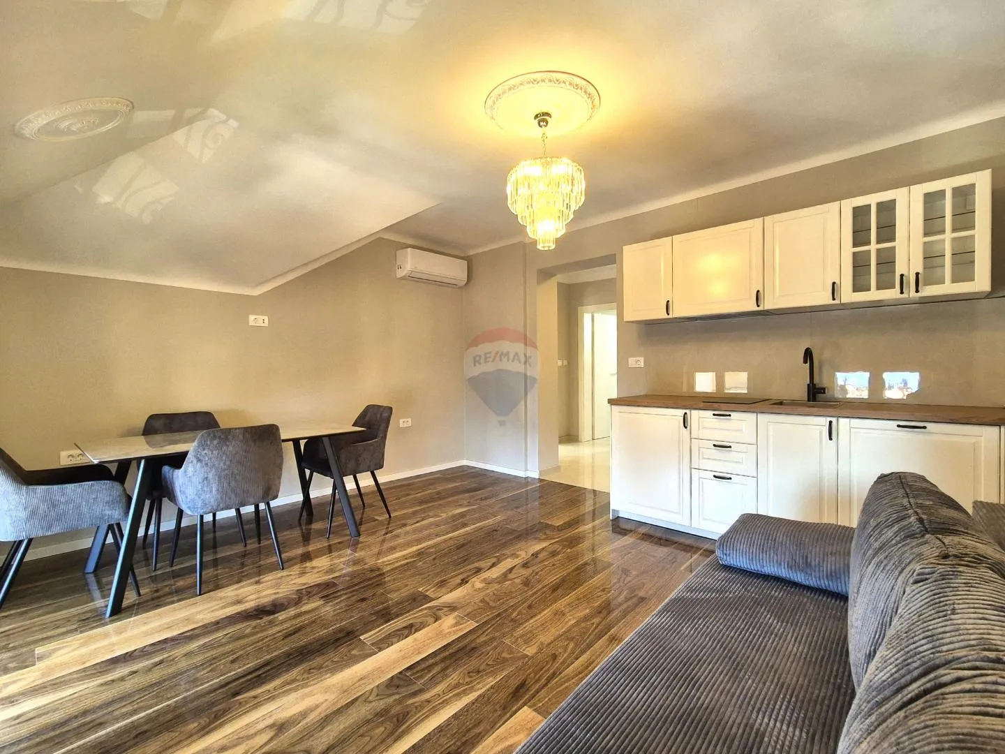 OPATIJA- CENTAR, kompletno renoviran 3S+DB stan s pogledom na more - cover