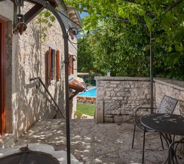 TINJAN, okolica- kamena vila sa 7000 m2 okućnice - cover