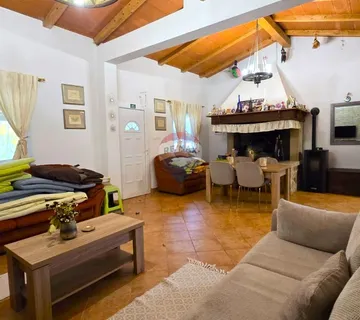 Rovinj, kuća prizemnica na 4550m2 zemljišta, 500m od uređenih plaža - cover