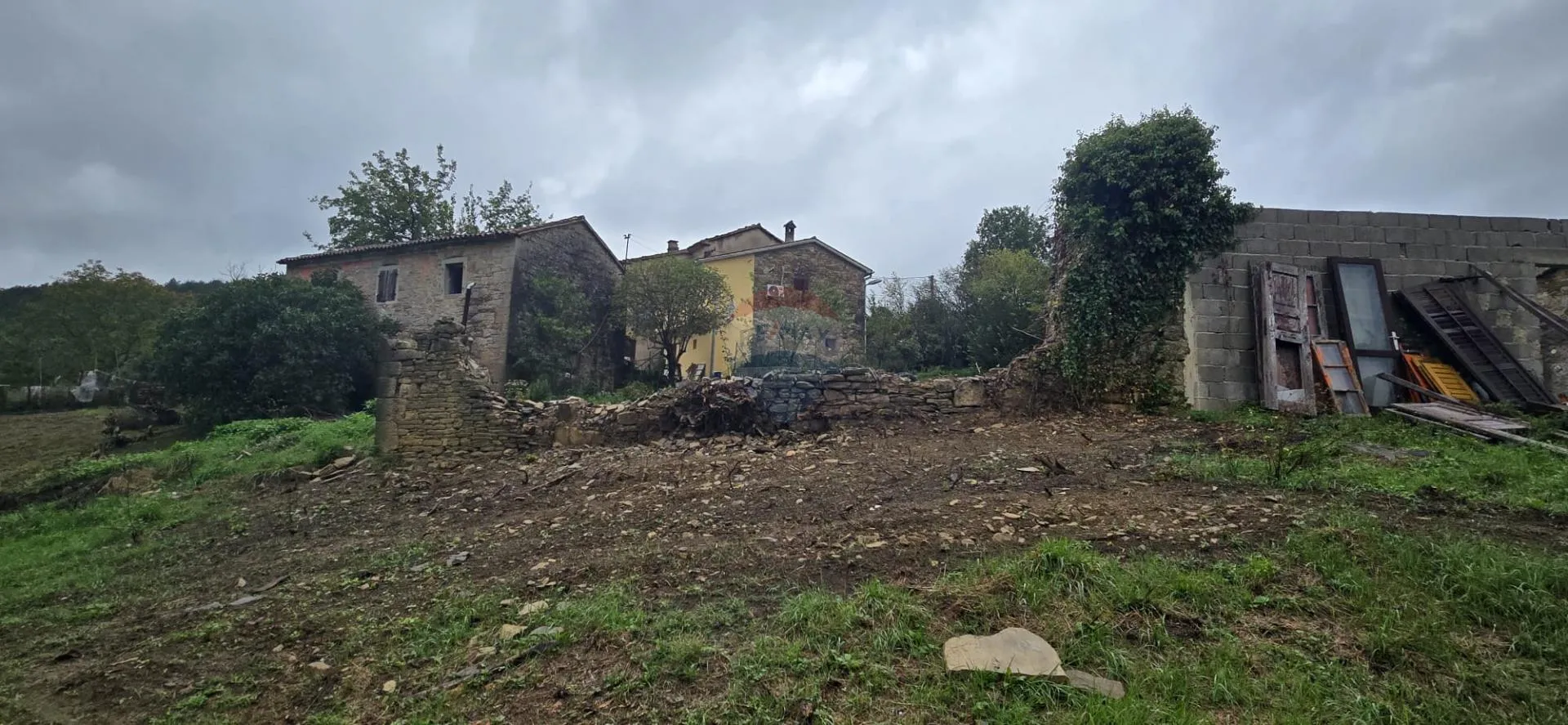 Istra, Cunjci - građeinski teren i ruševna kuća u nizu sa imanjem  - cover