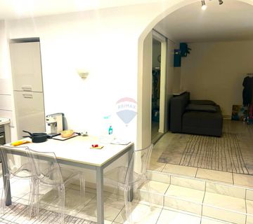 Istra,Rovinj-visoko prizemlje,stari grad,renovirano,40m2 na prelijepom trgiću  - cover