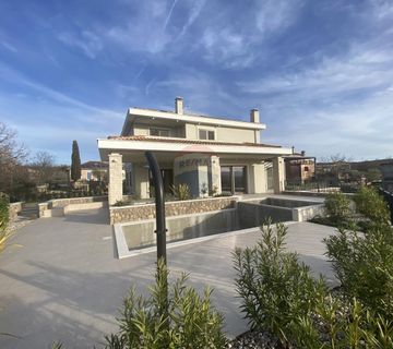 Otok Krk - Malinska, samostojeća kuća s bazenom i pogledom na more - cover