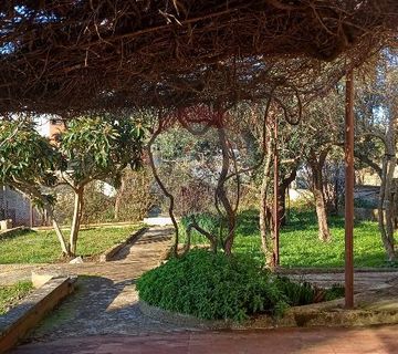 Istra,Pula-kuća s garažom,okućnica,za renoviranje - cover