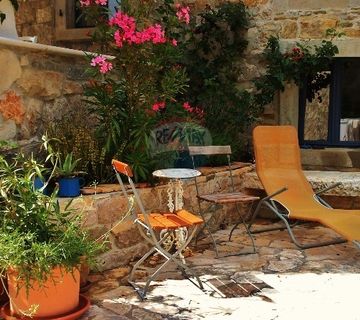 Kamena vila s bazenom u Istri - cover