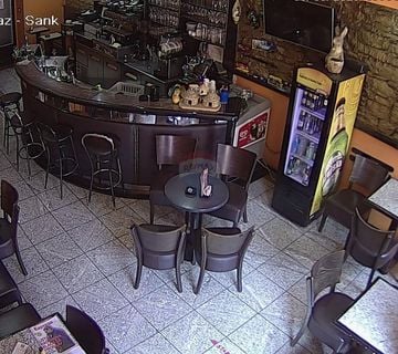 Istra, Pula, uhodan kafić u centru, za najam - cover