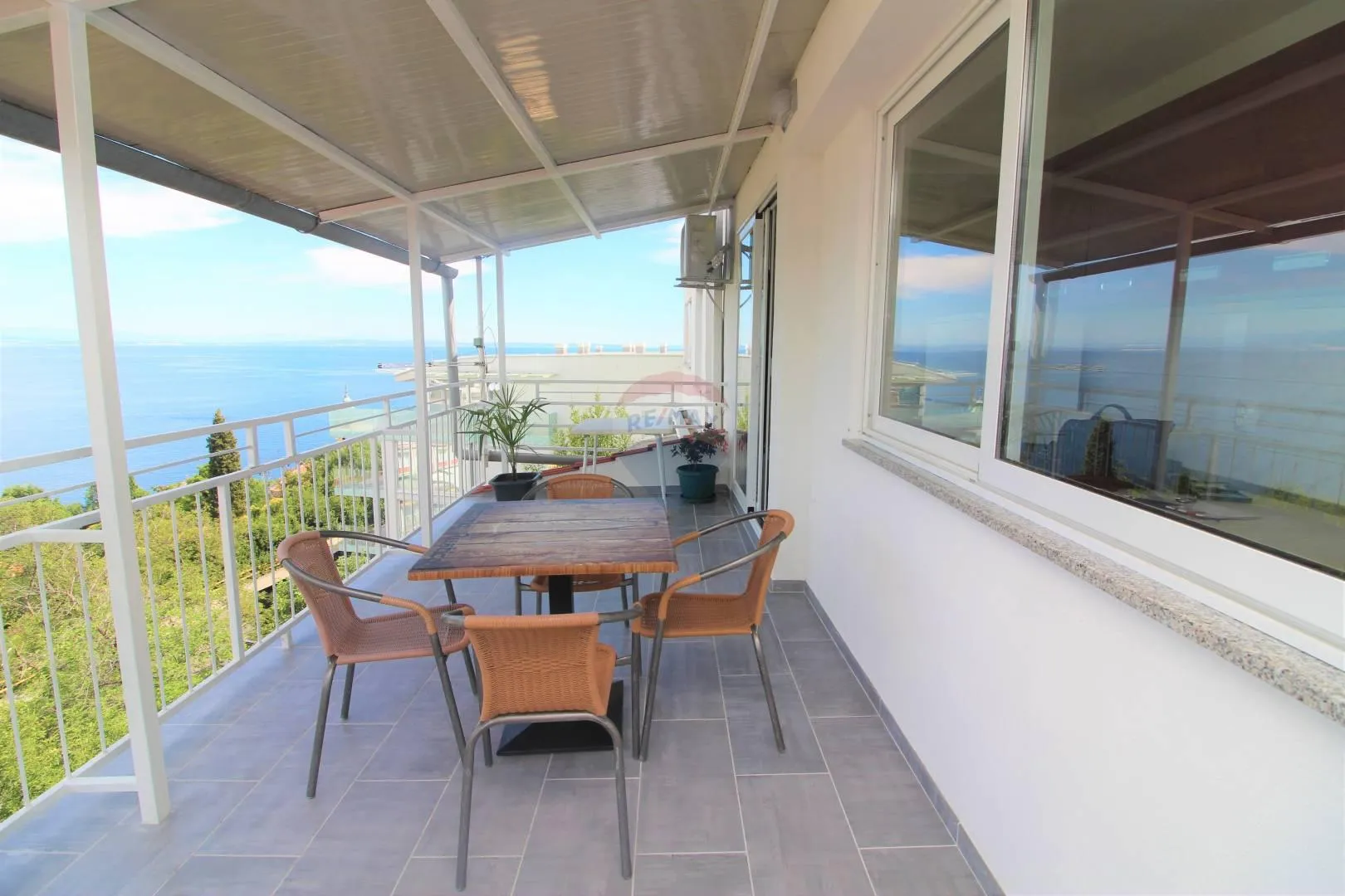 OPATIJA- kompletno adaptiran stan, 1.kat, velika terasa, pogled na more - cover