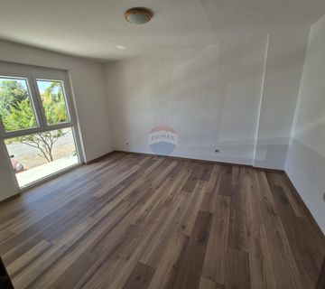 Poreč, centar, trosoban stan, 300 m od mora sa tri balkona - cover