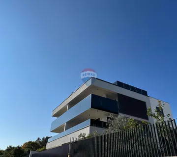 Grad Krk - luksuzan dvoetažni stan u novogradnji s krovnim bazenom - cover