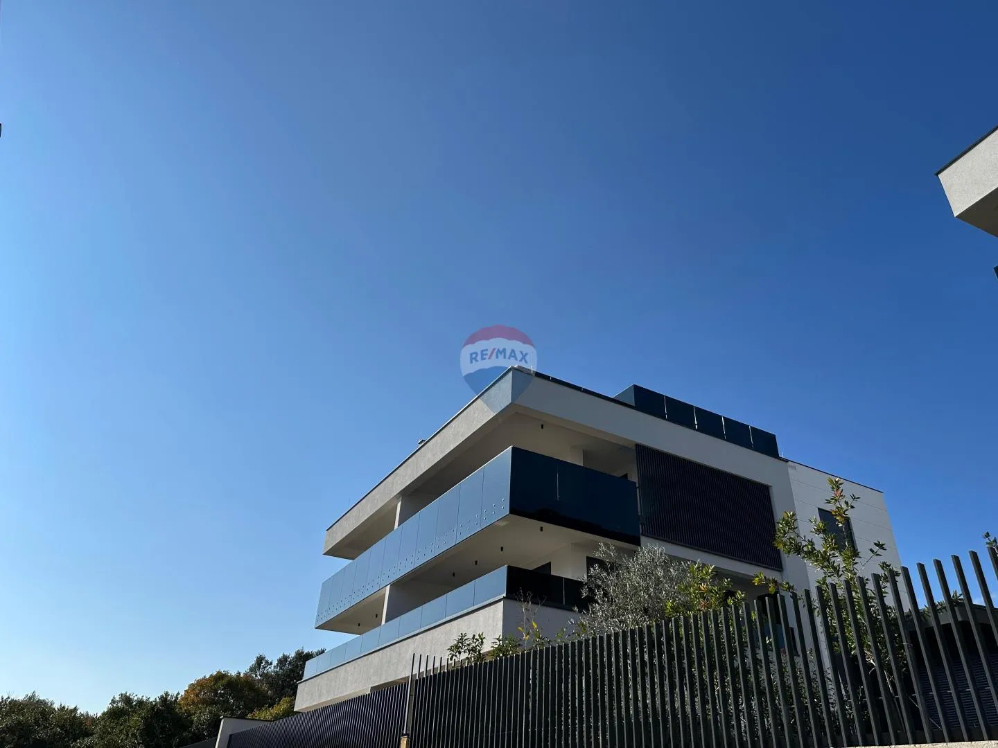 Grad Krk - luksuzan dvoetažni stan u novogradnji s krovnim bazenom - cover