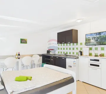 Crikvenica, centar - tri stana 200 metara od mora - cover