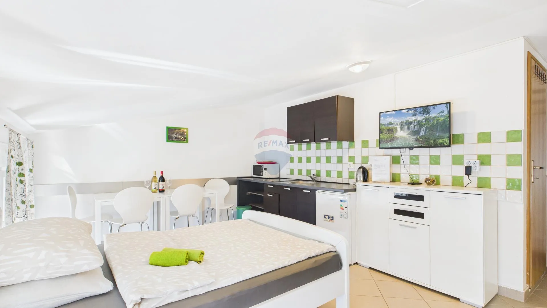 Crikvenica, centar - tri stana 200 metara od mora - cover