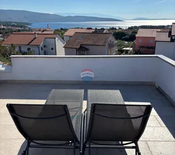 Grad Krk, trosoban stan s pogledom na more - cover