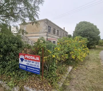Istra, Kujići – Povijesna zgrada s velikim investicijskim potencijalom - cover