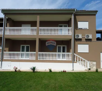 Istra,Prodol,kuća sa 6 apartmana i građevinskim zemljištem - cover