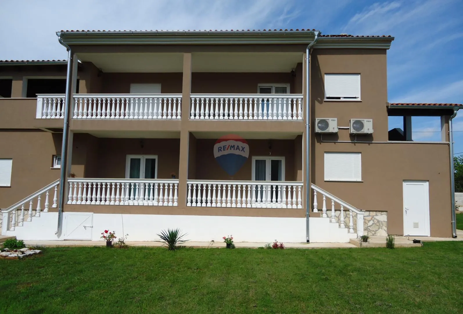 Istra,Prodol,kuća sa 6 apartmana i građevinskim zemljištem - cover