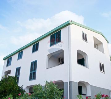 PAG, Grad Pag | Vila s 9 apartmana, parkingom i zemljištem, 2.red do mora - cover