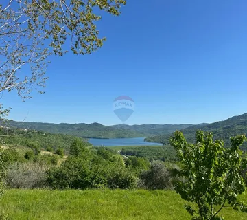 Buzet, okolica - zemljište sa pogledom na Motovun - cover