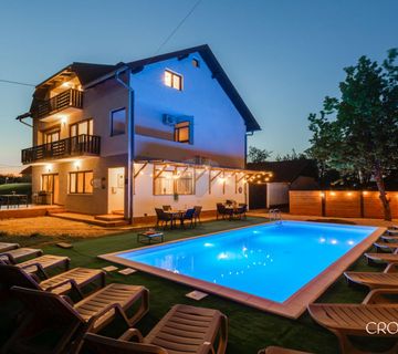 Plitvice- kuća sa 4 apartmana i bazenom u funkciji turizma - cover