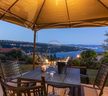 OPATIJA, Centar - Etaža Ville sa 4 apartmana sa prekrasnim pogledom i parkingom - cover