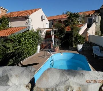Otok Krk autohtona adaptirana kuća sa apartmanima - cover