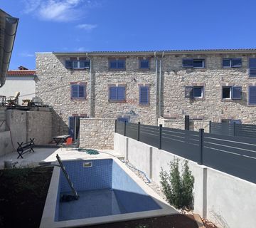 Istra, Juršići, uređena kamena kuća u nizu s bazenom - cover