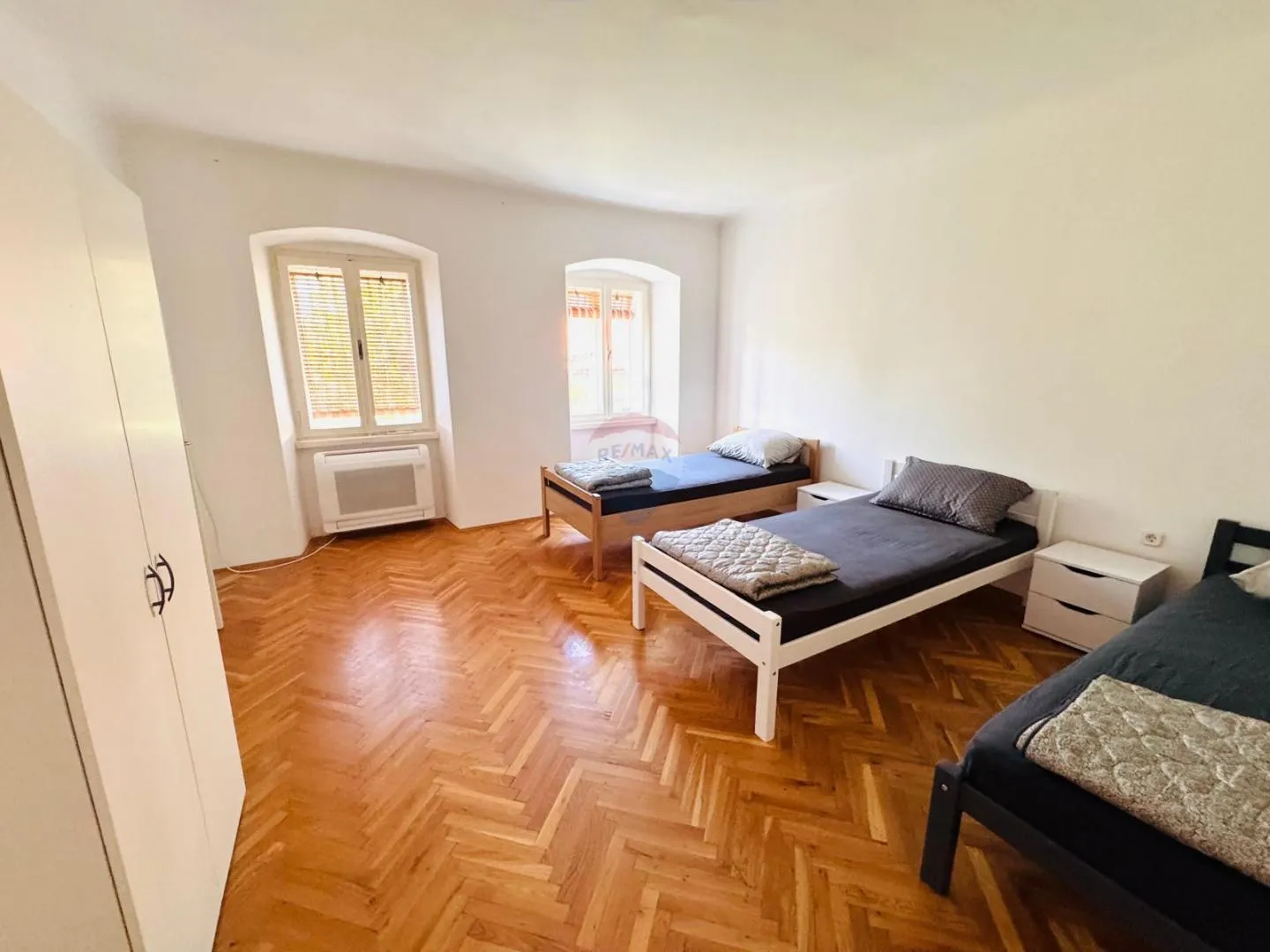 Rijeka- stan za najam, 7 radnika - cover