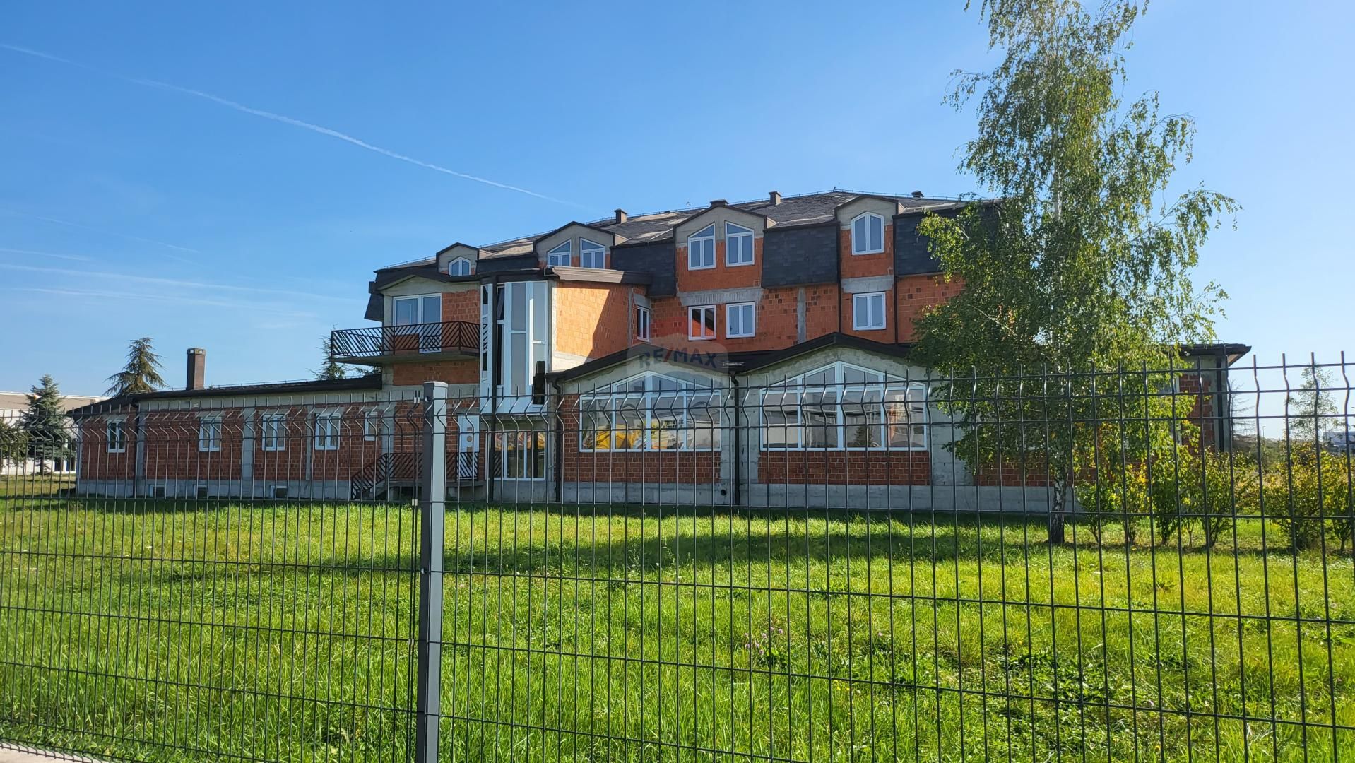 Hotel roh-bau s građevinskim zemljištem 8015 m2 - cover