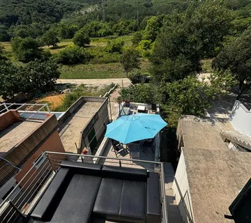 Draga Bašćanska - kuća 80m2, okućnica 90m2, spremišta 70m2, parking - cover