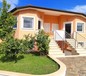 Istra,Lovrečica okolica,kuća s bazenom i apartmanima - cover